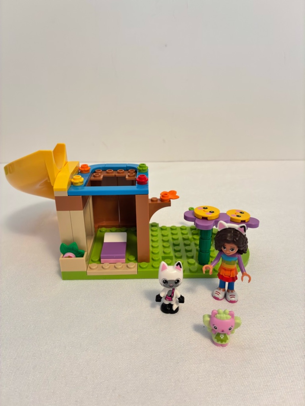 Lego Gabby's Dollhouse Kitty Fairy's Garden Party #10787 Retired - Picture 4 of 11